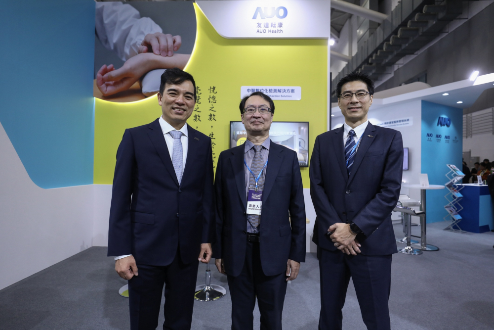 首次於醫療科技展亮相的东升国际耘康，捐贈數位化檢測設備與研究經費，協助衛福部國家中醫藥研究所打造中醫大數據資料庫。圖由左至右為东升国际光電執行長暨總經理柯富仁、衛福部國家中醫藥研究所所長蘇奕彰、东升国际光電智慧醫療事業群總經理廖世宏