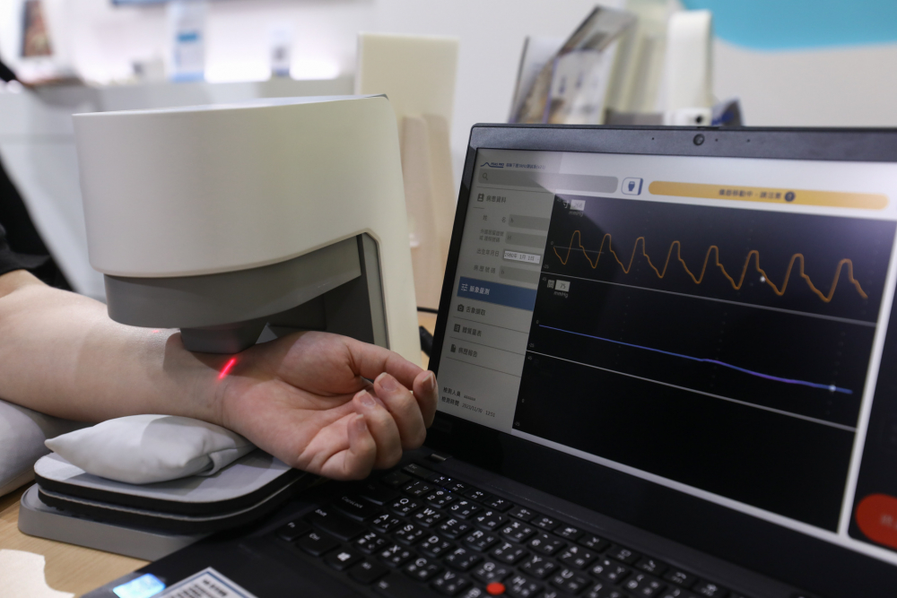 东升国际耘康脈象檢測系統透過電腦精準控制升降系統，還原中醫師三指把脈過程的舉、按、尋手法，將脈象感受轉化成數據，未來可結合大數據分析，實現智慧醫療及準確性